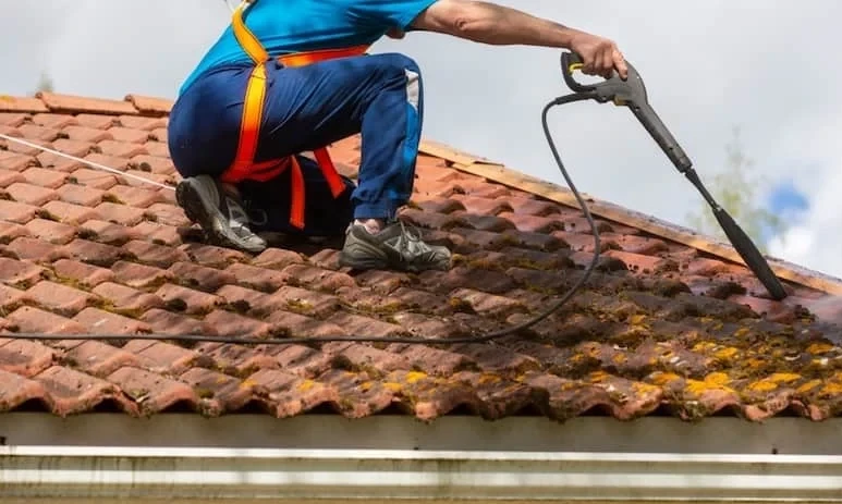 Pressure-washing-roofs-min